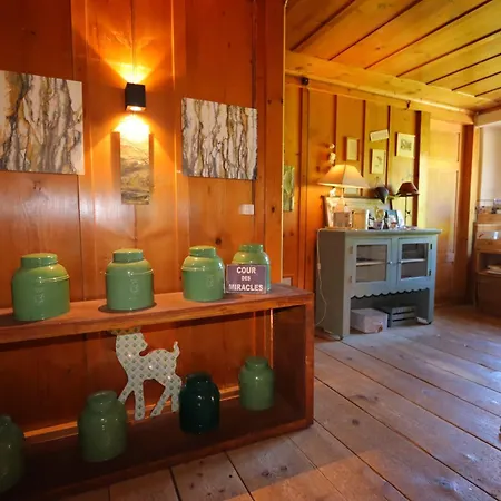 לינה וארוחת בוקר La Reine Des Pres 3*