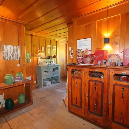 La Reine Des Pres 3* La Tine